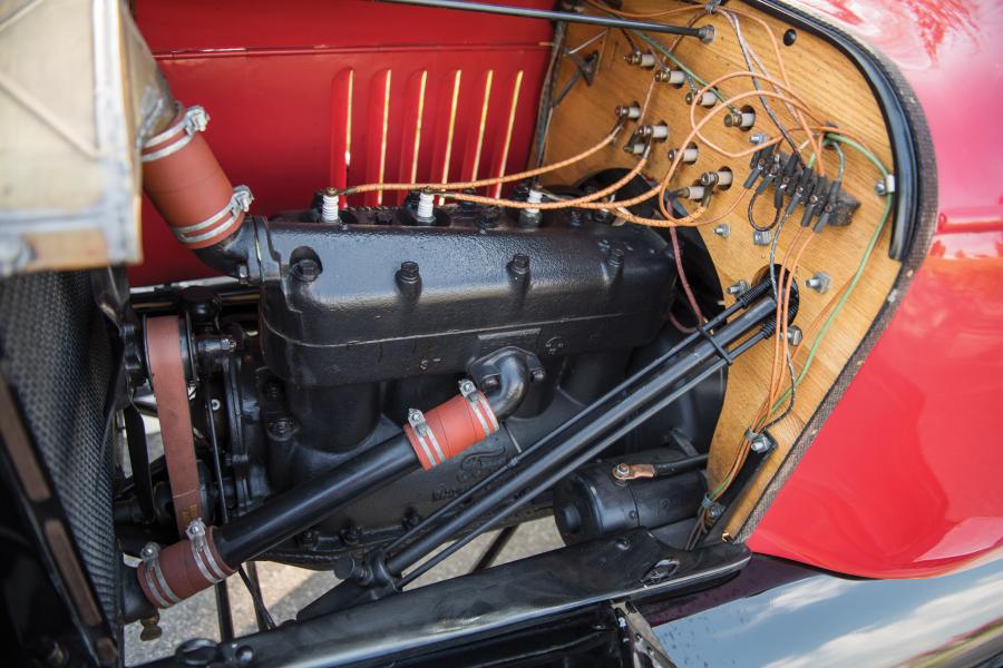 Моторный отсек Ford Model T Roadster 1919 года  (фото 3 из 7)